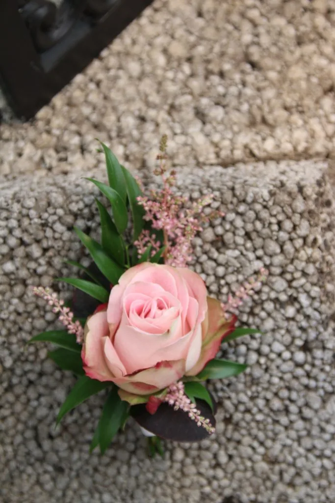 Corsage med vit ros