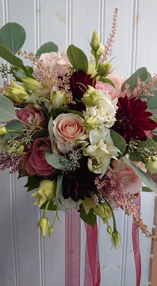 Rund brudbukett med rosor och rosa band