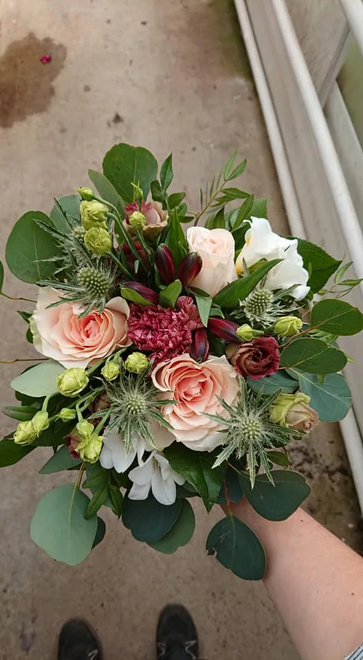 Brudbukett i mellanstorlek med vinröda och rosa toner
