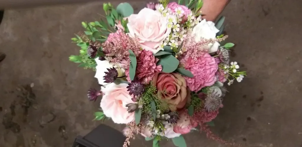 Bollformad mindre brudbukett i rosa