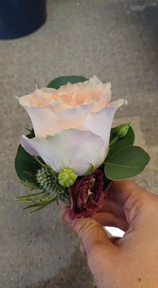 Corsage med ljusrosa ros