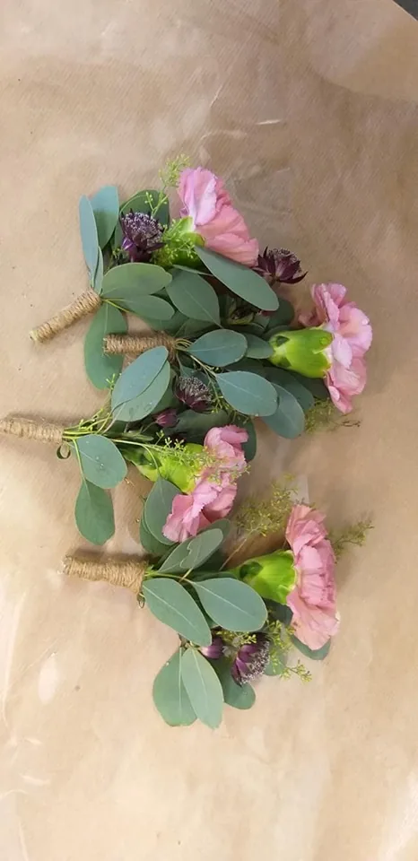 Corsage med rosa små blommor och eukalyptus