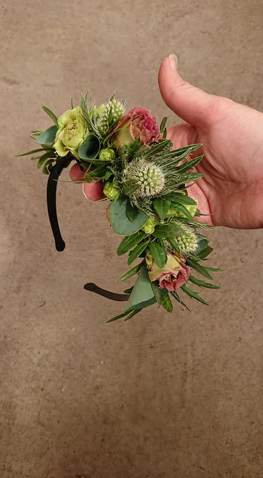 Håruppsättning med blommor på diadem