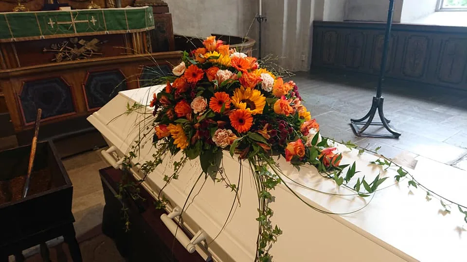 Kistdekoration i orange och vitt i kyrka