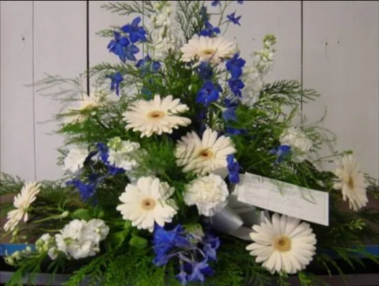 Stående bukett i vitt och blått med gerbera